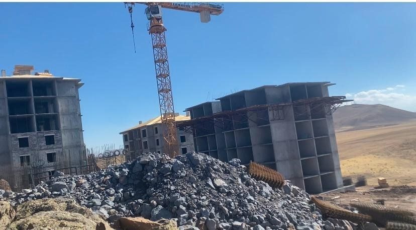Patnos’ta Toki Konut Projesi’nin Sonuna Yaklaşıyor Ağrı’nın Patnos ilçesinde uzun süredir vatandaşlar tarafından heyecanla beklenen ve