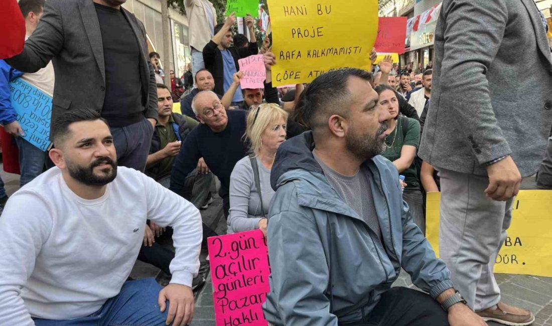 İzmir’in Karşıyaka ilçesinde pazarcı esnafı, Bostanlı Pazarı’nın haftada iki güne
