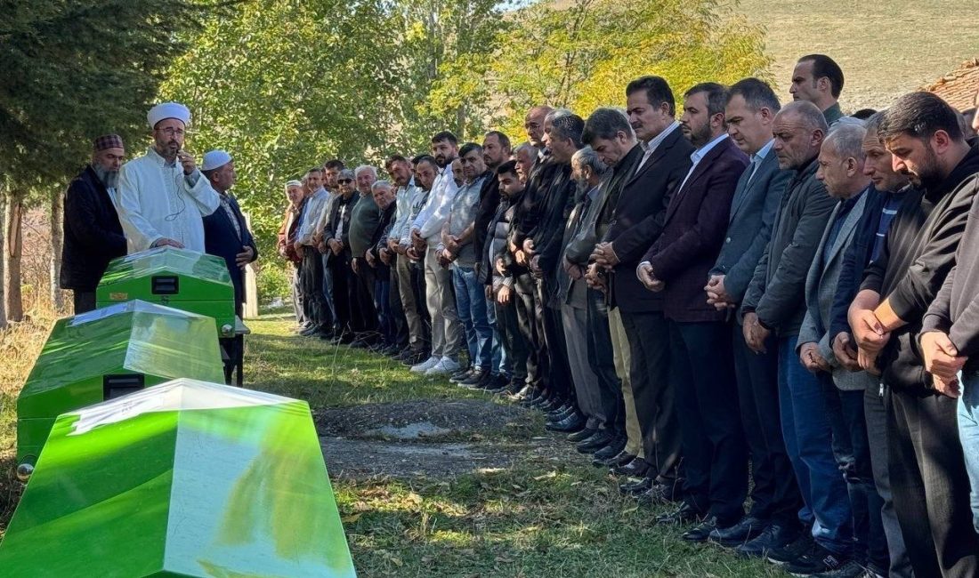 Pazardan mezara: 3 kardeş ve enişteleri yan yana defnedildi Amasya’da önündeki tıra çarparak savrulan hafif ticari araçta hayatını kaybeden