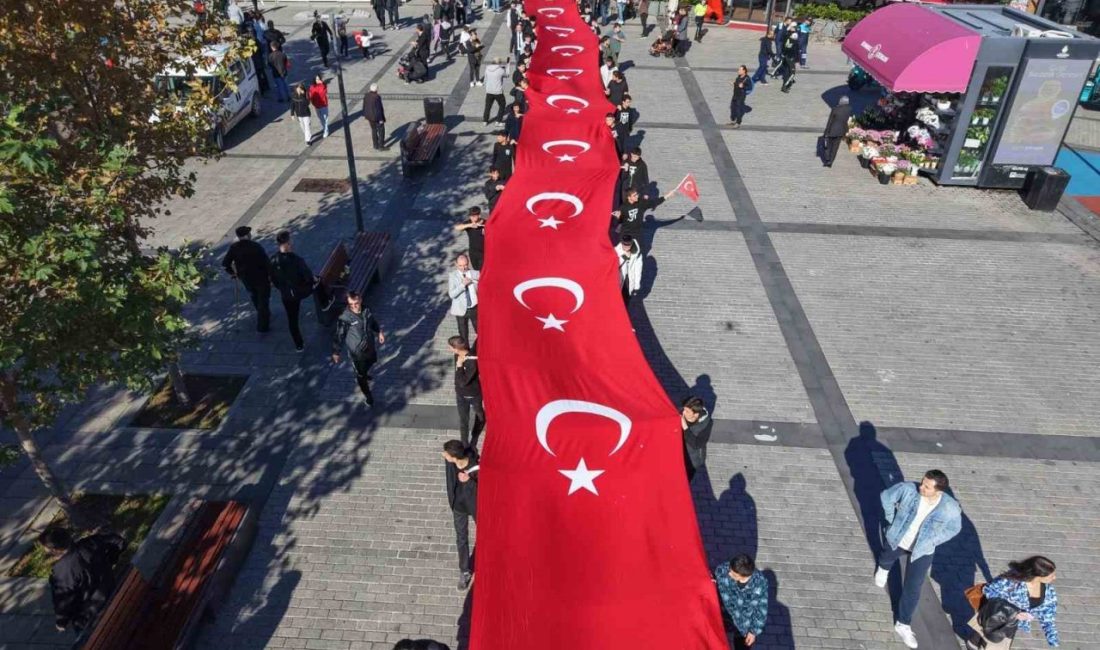 Pendik’te Cumhuriyet’in 102. kuruluş yılı coşkusu, 102 metrelik dev Türk