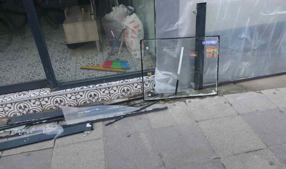 Pendik’te direksiyon hakimiyetini kaybedip dükkana daldı Pendik’te kontrolden çıkan otomobil önce bariyerlere ardından da dükkana daldı.