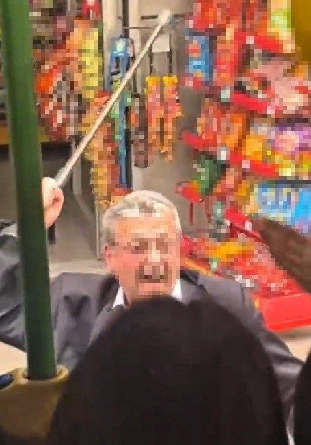 Pendik’te seyir halindeki özel halk otobüsünde 2 yolcu arasında çıkan