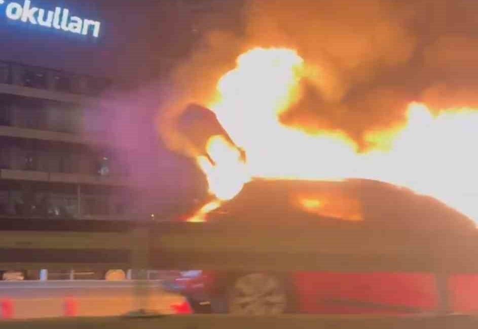 Pendik’te D100 Karayolunda seyir halindeki otomobil yandı. O anlar cep