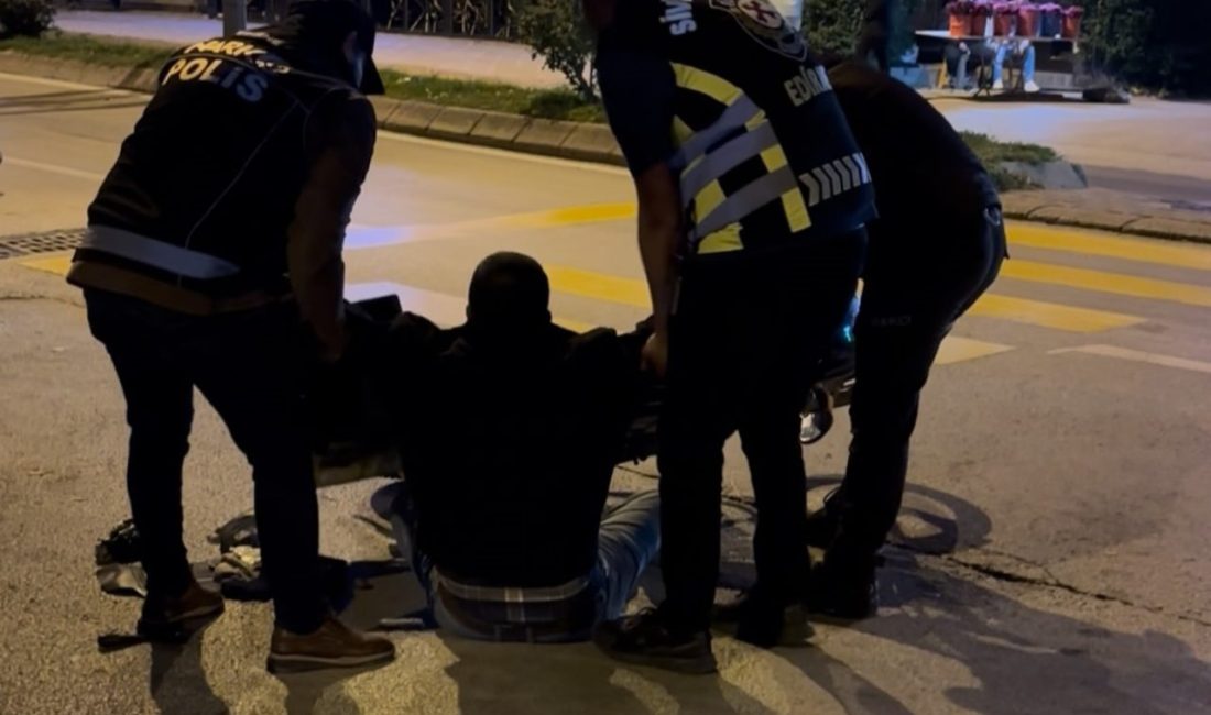 Edirne’de uygulama noktasından geçerken alkolün etkisiyle dengesini kaybedip yere düşen