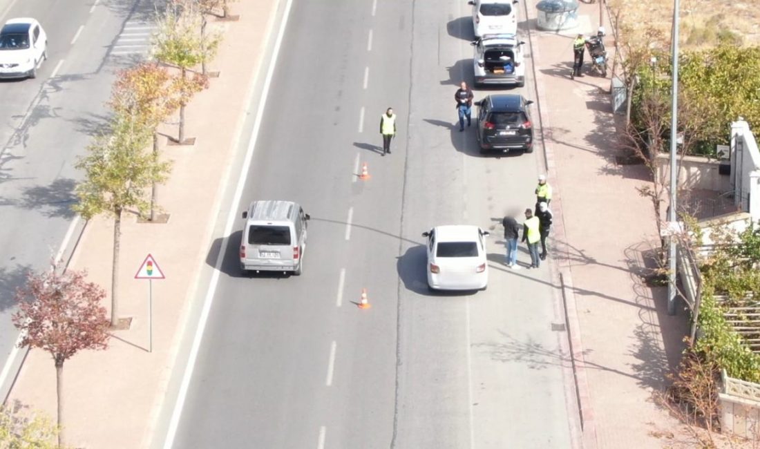 Konya’da, polis ekiplerinin dron destekli trafik denetimi sırasında, uygulama noktasını