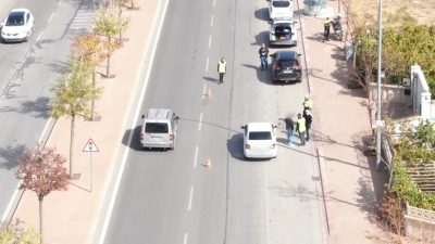Konya’da, polis ekiplerinin dron destekli trafik denetimi sırasında, uygulama noktasını