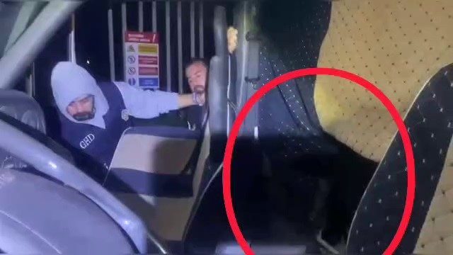 Hatay’da durdurulan kamyonun gizli bölmesinde saklanan 31 göçmen, polis ekiplerince