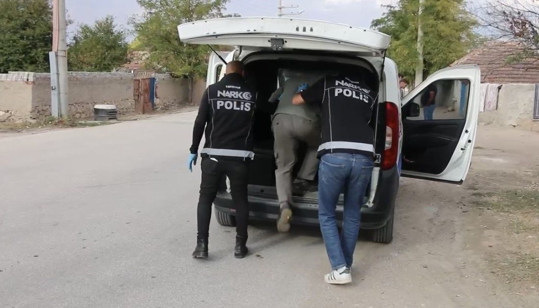 Polisten Alpu’da uygulama: uyuşturucu ve silah ele geçirildi Eskişehir’in Alpu ilçesinde polis tarafından yapılan uygulamada 311 şahıs, 53