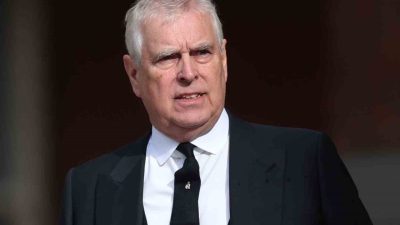 İngiltere Kraliyet ailesinden Prens Andrew, York Dükü unvanından feragat ettiğini