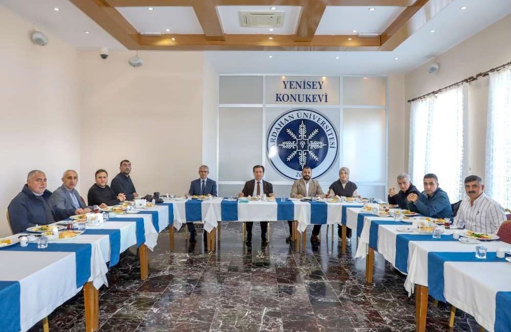 Ardahan Üniversitesi Rektörü Prof. Dr. Öztürk Emiroğlu, yerel basın mensuplarıyla