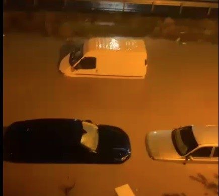 İzmir’in Bergama ilçesinde akşam saatlerinde etkili olan kuvvetli sağanak, yaşamı