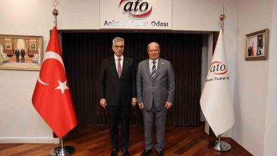 Sağlık Bakanı Kemal Memişoğlu, Ankara’da düzenlenen Sağlıkta Z-İnovasyon Zirvesi’nde gençlerle