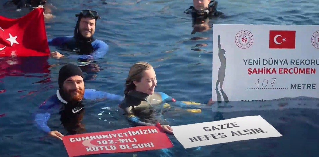 Milli sporcu Şahika Ercümen, Antalya’nın Kaş ilçesinde, paletsiz değişken ağırlık