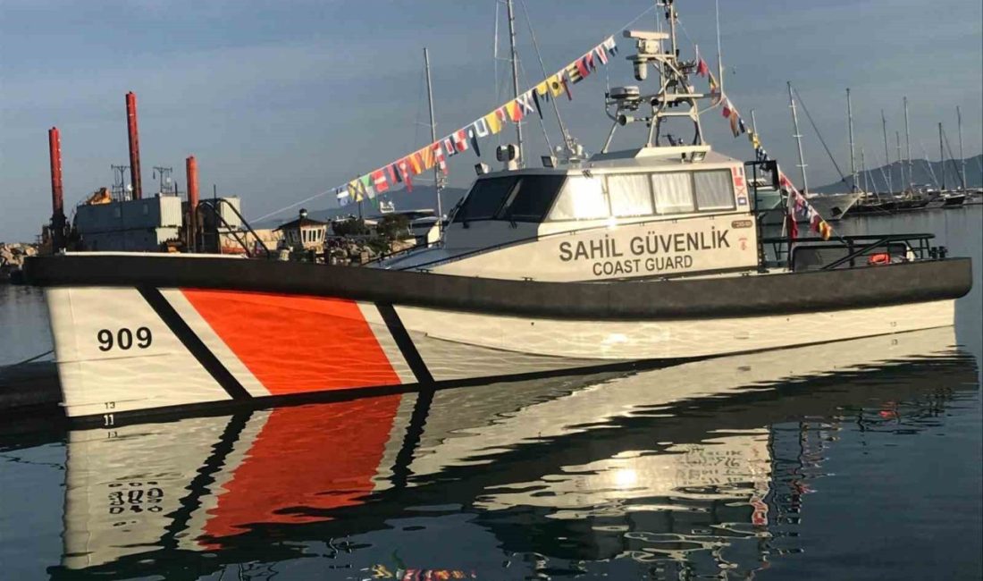 Cumhuriyet’in kuruluşunun 102.yıldönümü dolayısıyla Aydın’ın Kuşadası ilçesinde Sahil Güvenlik Botu