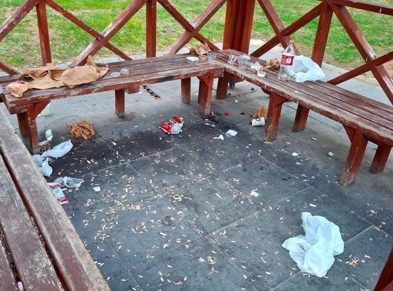 Sahil keyfi çöplüğe döndü: Vatandaş cezai işlem istiyor Tekirdağ’ın Süleymanpaşa ilçesindeki sahil dolgu alanında çekirdek kabukları, naylon poşetler