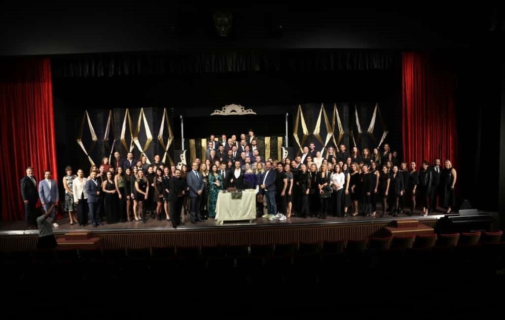 Sahne Tozu Tiyatrosu, kuruluşunun 21. yılını Haldun Dormen Sahnesi’nde düzenlenen