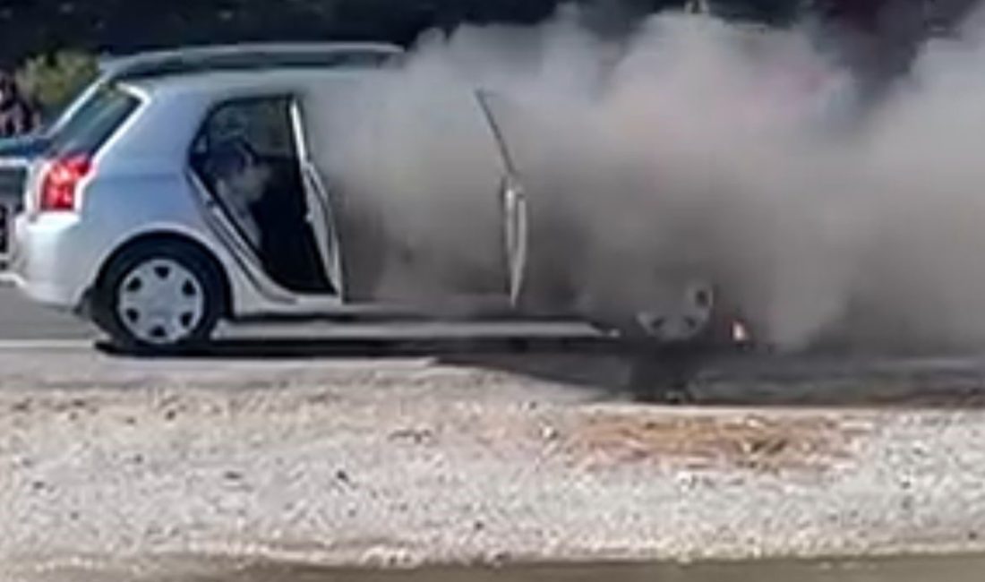 Muğla’nın Sakar Geçidi mevkiinde seyir halindeki bir otomobilin motor kısmında