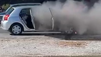 Muğla’nın Sakar Geçidi mevkiinde seyir halindeki bir otomobilin motor kısmında