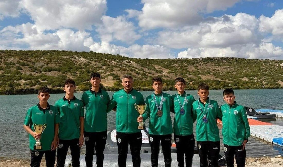 Sakarya Büyükşehir Belediyesi Kano sporcuları, Eskişehir’de düzenlenen Durgunsu Kano Olimpik