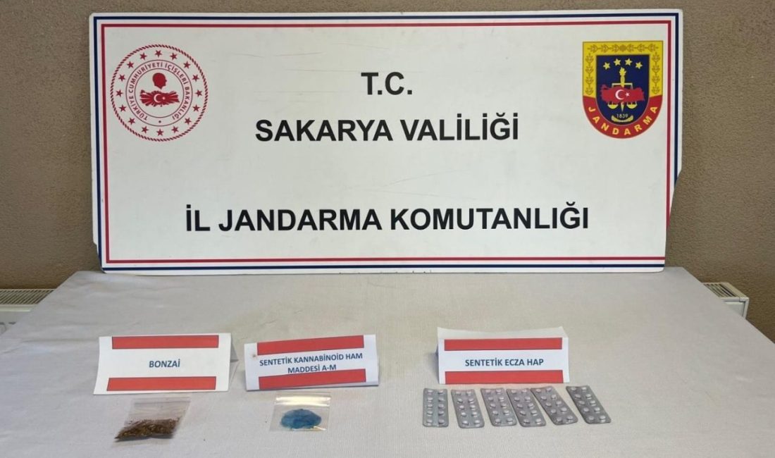 Sakarya’da jandarma uyuşturucu ve kaçakçılığa geçit vermiyor Sakarya’nın Serdivan ilçesinde jandarma ekiplerince gerçekleştirilen uyuşturucu ve kaçakçılık operasyonunda
