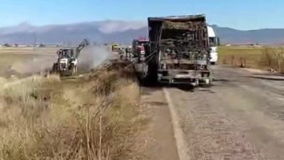 Denizli’de saman yüklü kamyon yangın sonrası kullanılamaz hale geldi. Olay,