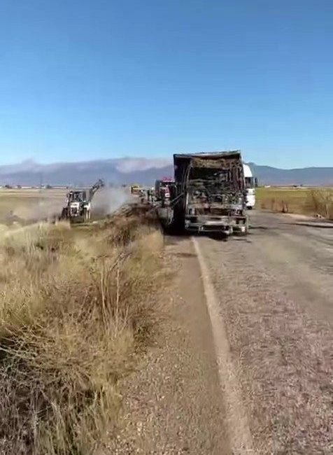 Denizli’de saman yüklü kamyon yangın sonrası kullanılamaz hale geldi. Olay,