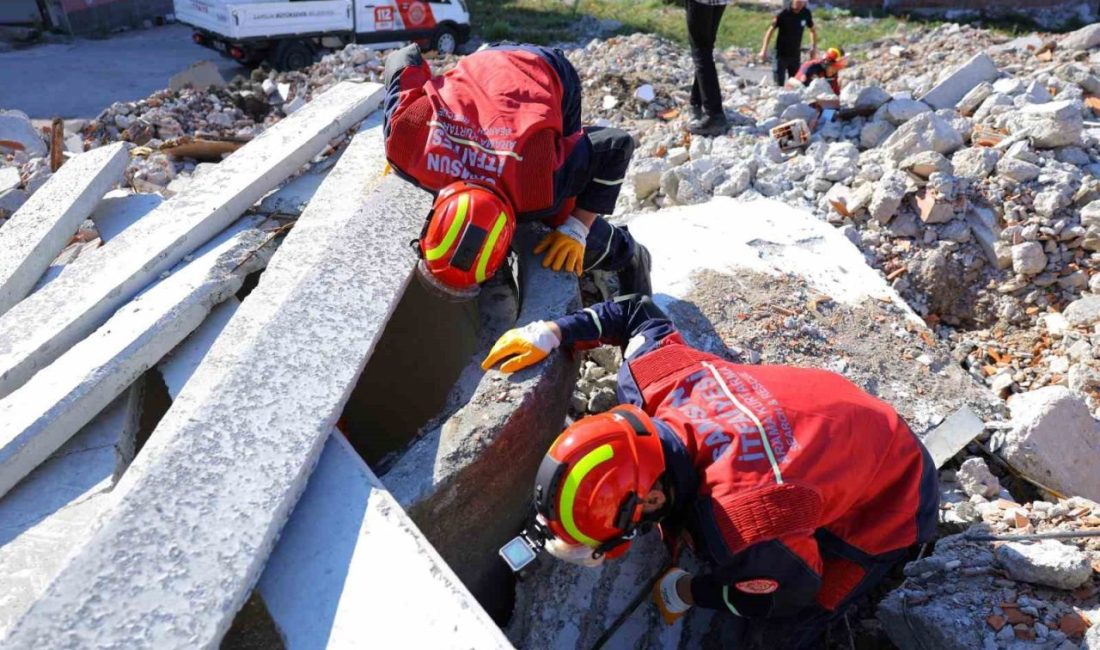Samsun Büyükşehir’den nefes kesen tatbikat Samsun Büyükşehir Belediyesi tarafından afetlere karşı farkındalık oluşturmak amacıyla deprem