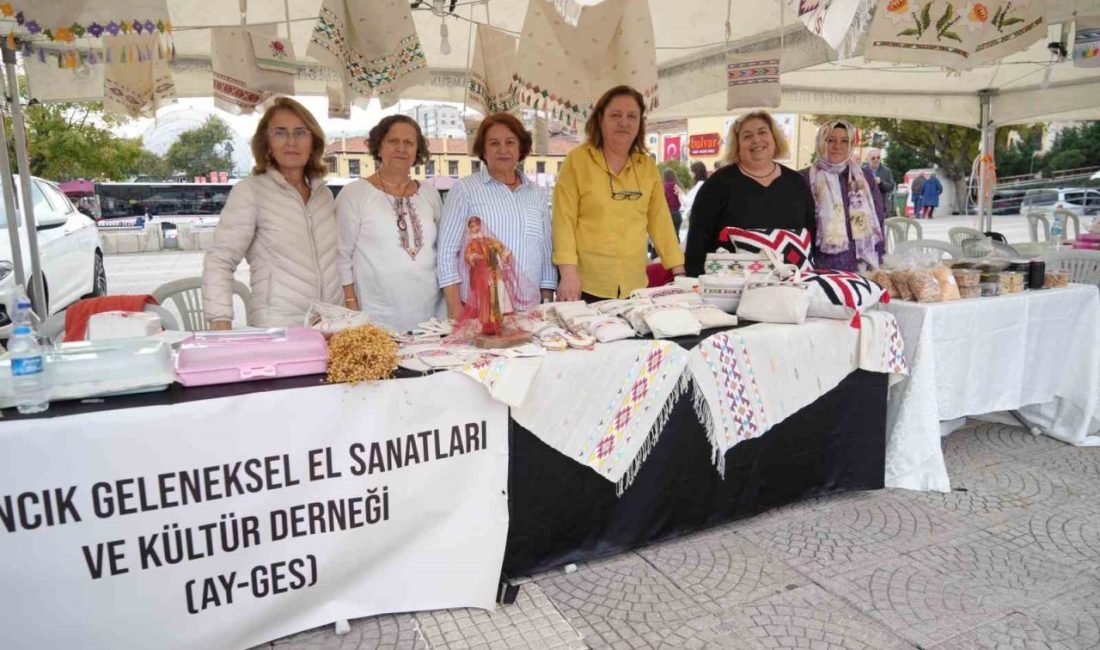 Samsun Cumhuriyet Meydanı, hemşehri derneklerinin stantları ile şenlendi. Dernek üyeleri