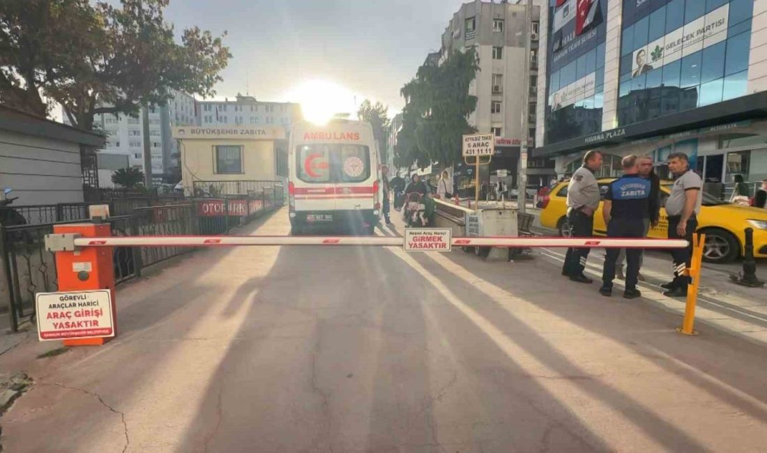 Samsun’da Cumhuriyet Meydanı girişinde bulunan açılır-kapanır bariyer, yayanın kafasına çarparak