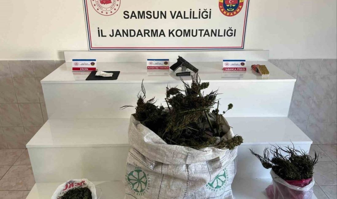Samsun’da jandarmadan uyuşturucu operasyonu: İpe asılmış esrar ele geçirildi Samsun’un Bafra ilçesinde jandarma ekipleri tarafından düzenlenen operasyonda, bir evde