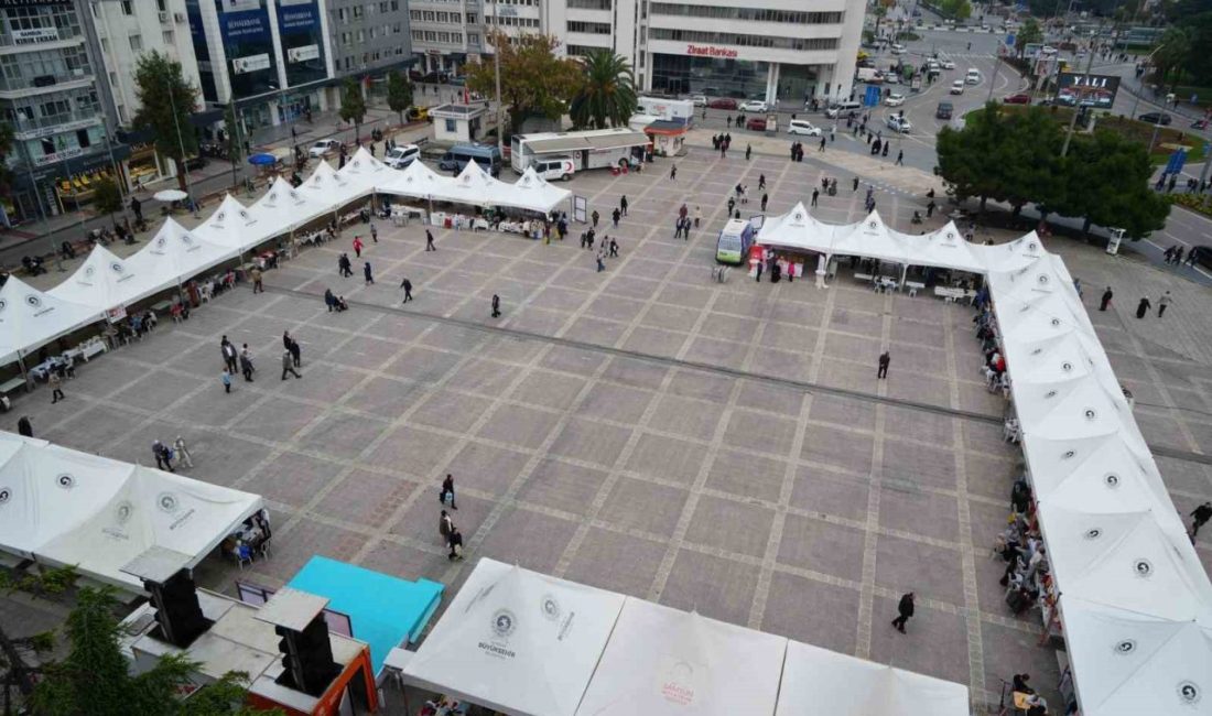 Samsun Büyükşehir Belediyesi tarafından Cumhuriyet Meydanı’nda açılan stantlarda kadınlar, el
