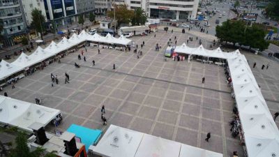 Samsun Büyükşehir Belediyesi tarafından Cumhuriyet Meydanı’nda açılan stantlarda kadınlar, el
