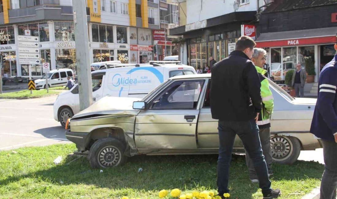 Samsun’un Çarşamba ilçesinde meydana gelen trafik kazasında, otomobil ile motosikletin