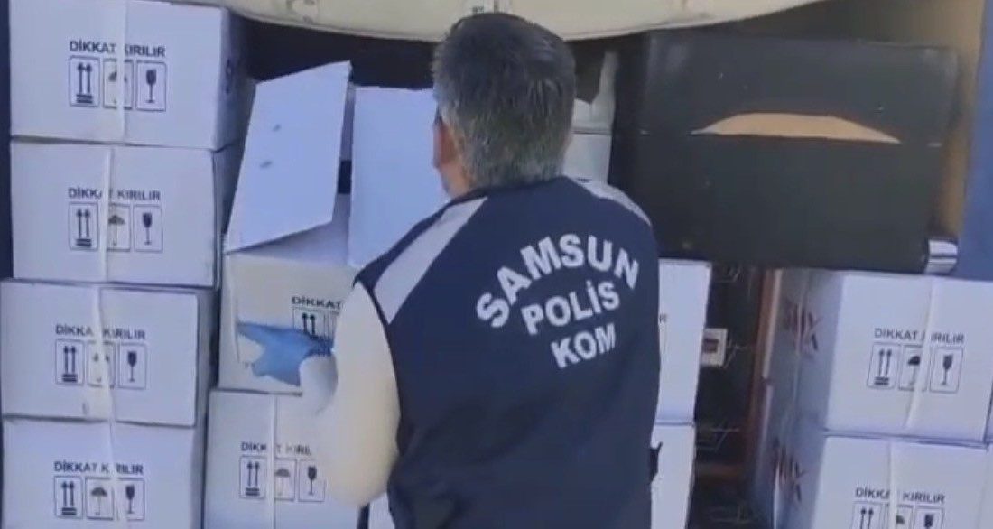 Samsun’da sahte içki operasyonu: 445 litre etil alkol ele geçirildi Samsun’da sahte içki operasyonunda 445 litre etil alkol ele geçirildi.