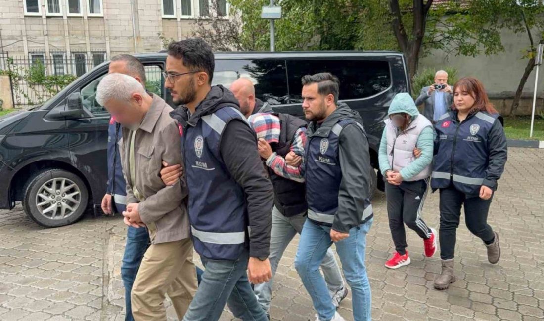Samsun’da tefecilik ve silah ticaretinden 3 kişi adliyeye sevk edildi Samsun’da KOM ekiplerince düzenlenen tefecilik ve silah ticareti operasyonunda gözaltına