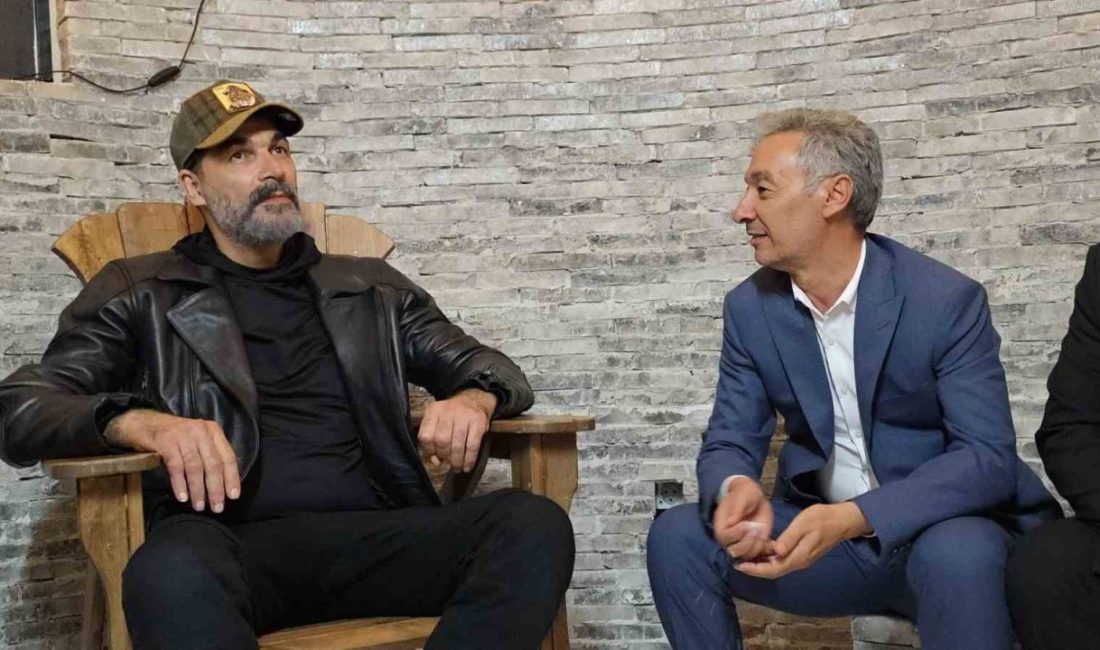 Sanatçı Uğur Işılak, Eskil Belediyesi tarafından Tuz Gölü kıyısında hayata