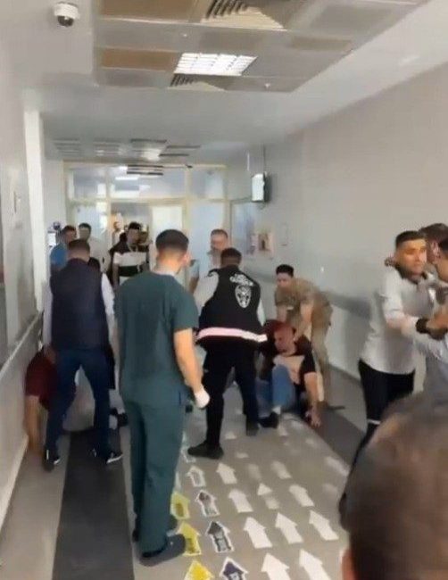 Şanlıurfa’da hastane acilinde tekme tokat kavga kamerada Şanlıurfa’nın Viranşehir ilçesinde, hastane acilinde karşı karşıya gelen husumetlilerin tekme