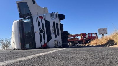 Şanlıurfa’nın Suruç ilçesinde tekstil hammaddesi yüklü tırın devrilmesi sonucu D-400