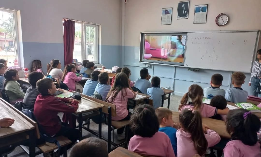 MANİSA (İHA) – Manisa’nın Sarıgöl ilçesinde ilkokul öğrencilerine ağız ve