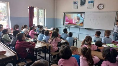 MANİSA (İHA) – Manisa’nın Sarıgöl ilçesinde ilkokul öğrencilerine ağız ve