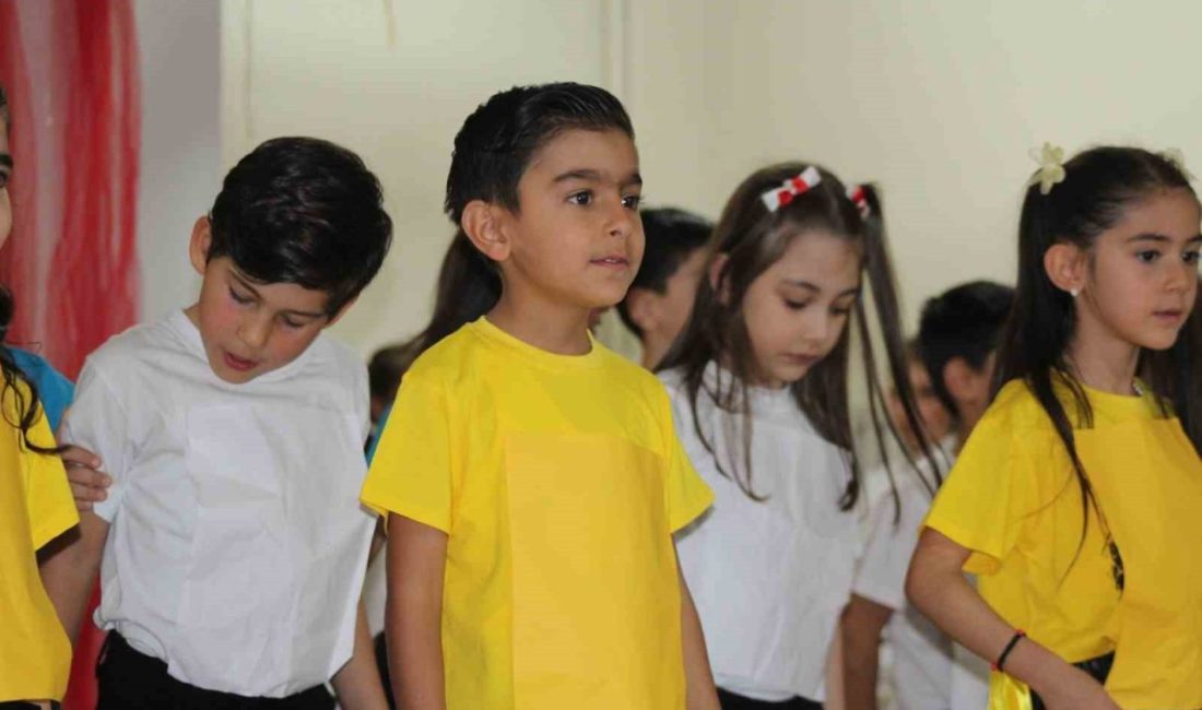 Sarıkamış’ta minik öğrenciler 29 Ekim Cumhuriyet Bayramı etkinleri çerçevesinde hünerlerini