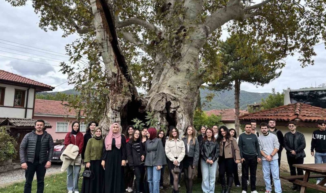 SAÜ öğrencileri tarihin ve doğanın güzellikleriyle buluştu Sakarya Büyükşehir Belediyesi tarafından öğrencilere yönelik düzenlenen tanıtım gezileri devam