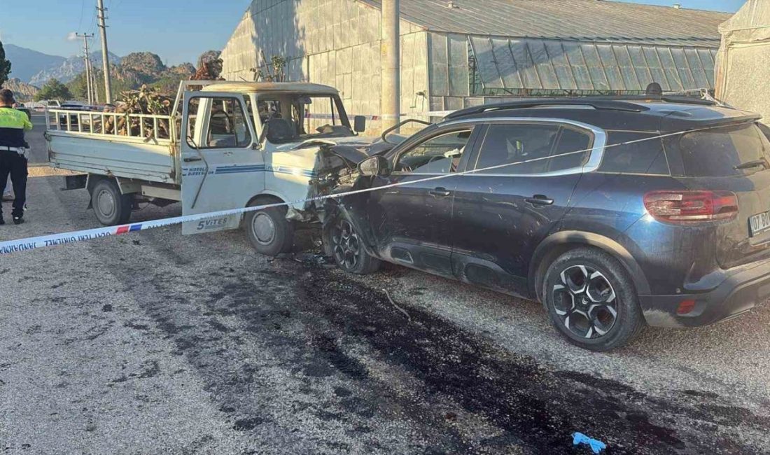 Antalya’nın Serik ilçesinde otomobil ile kamyonetin karıştığı kazada 3 kişi