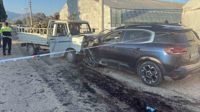 Antalya’nın Serik ilçesinde otomobil ile kamyonetin karıştığı kazada 3 kişi