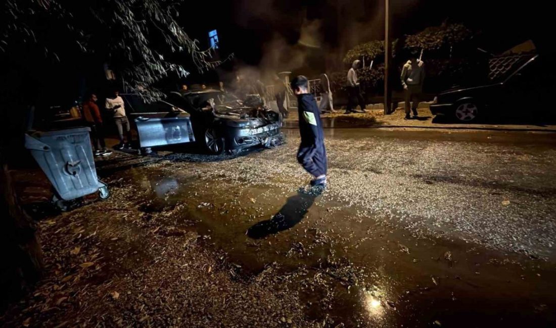 Konya’nın Karapınar ilçesinde seyir halindeki otomobilde çıkan yangın itfaiye ekipleri