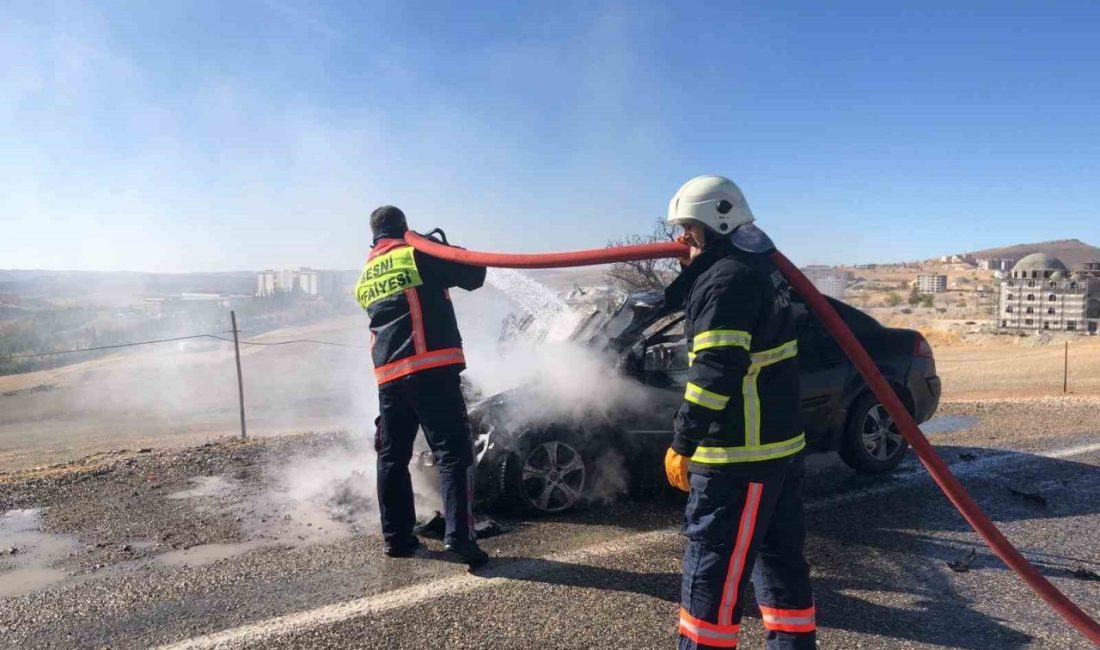 Adıyaman’ın Besni ilçesinde seyir halindeki bir otomobil alev alarak yandı.
