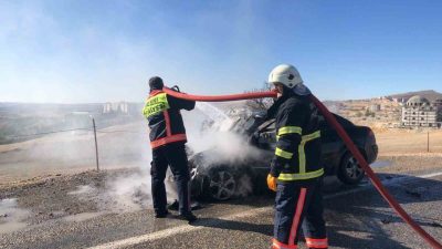 Adıyaman’ın Besni ilçesinde seyir halindeki bir otomobil alev alarak yandı.