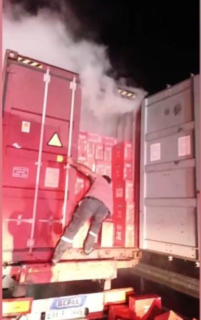 Seyir halindeki tır alev aldı: Makarnaları dorseden atarak kurtarmaya çalıştı Osmaniye’nin Düziçi ilçesinde makarna yüklü tır balata arızası nedeniyle alev
