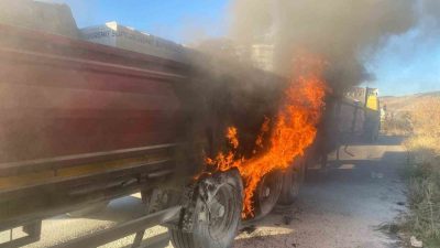 Afyonkarahisar’da lastikleri yanan tır itfaiyenin zamanında müdahalesiyle büyümeden söndürüldü. Olay,