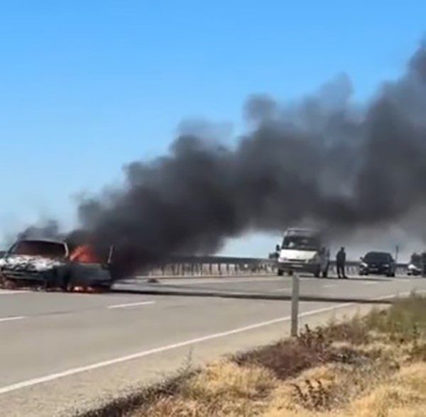 KIRŞEHİR (İHA) – Kırşehir’in Akpınar ilçesinde seyir halindeki otomobil aniden